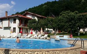 Хотелски Комплекс Край Реката